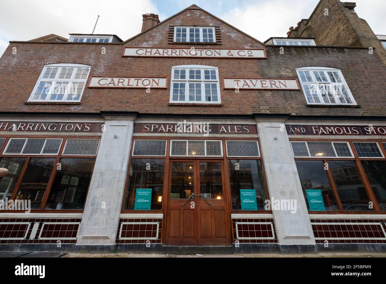 Il pub Carlton Tavern a South Kilburn è stato demolito illegalmente, ed è stato ora costruito di nuovo mattone da mattone, dopo la pressione dei residenti locali Foto Stock