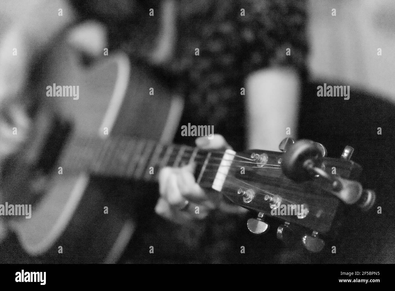 Scatto sfocato di un chitarrista che suona la chitarra Foto Stock