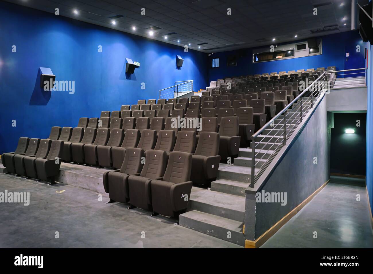 Il cinema è chiuso a causa di Coronavirus. Chiusura del cinema sotto la pandemia globale COVID-19. Sedili vuoti in velluto a teatro, cinema. Foto Stock