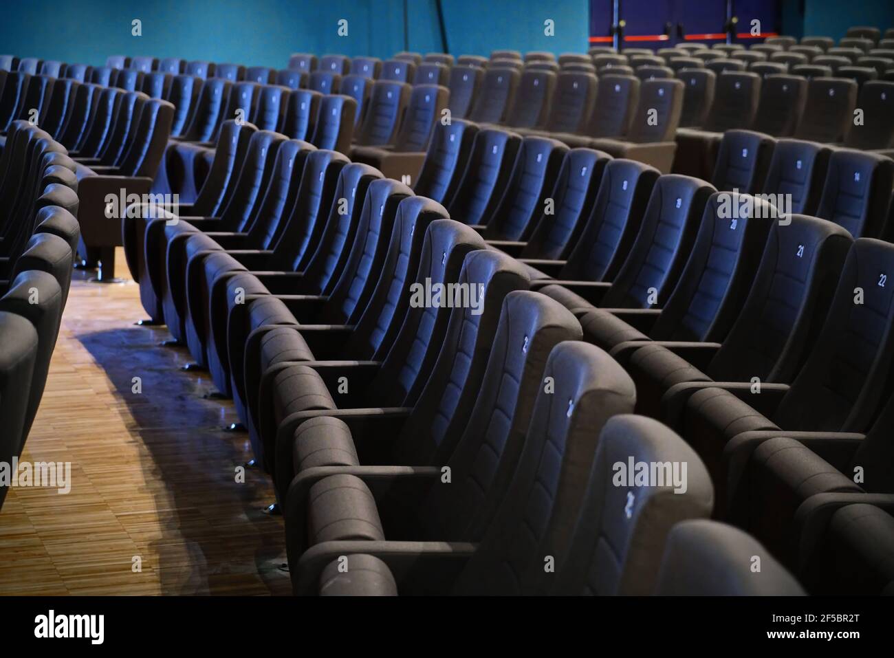 Il cinema è chiuso a causa di Coronavirus. Chiusura del cinema sotto la pandemia globale COVID-19. Sedili vuoti in velluto a teatro, cinema. Foto Stock