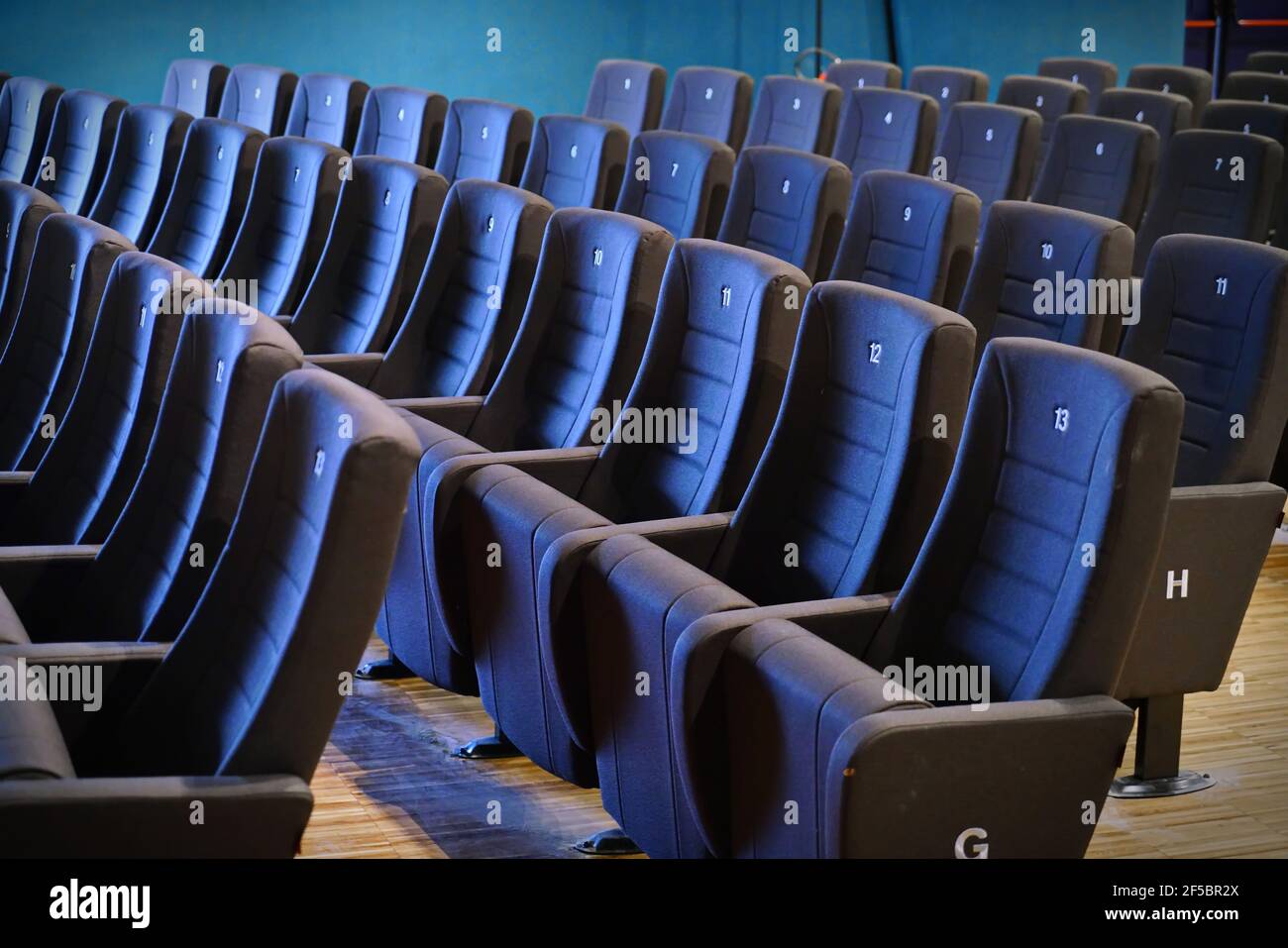 Il cinema è chiuso a causa di Coronavirus. Chiusura del cinema sotto la pandemia globale COVID-19. Sedili vuoti in velluto a teatro, cinema. Foto Stock