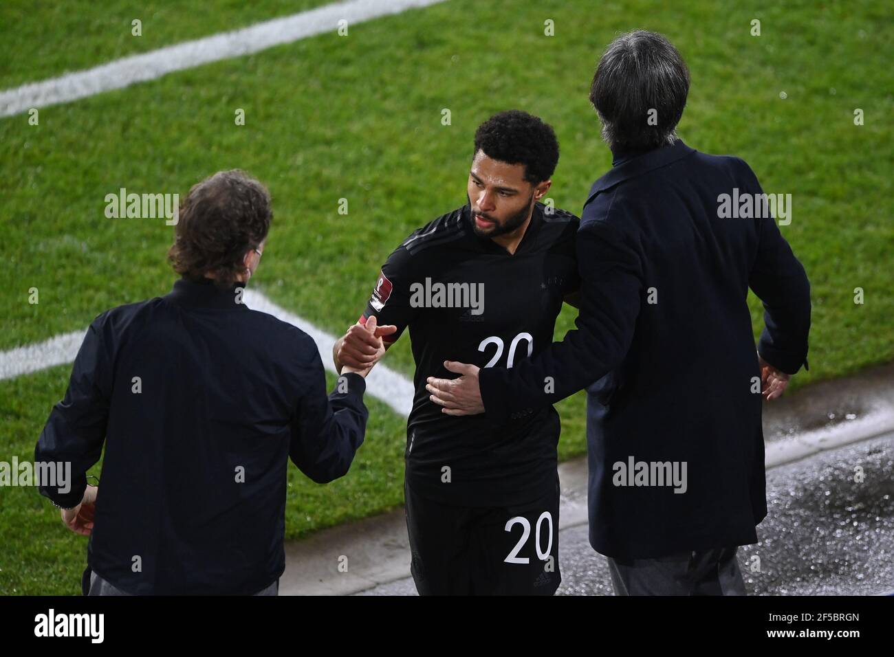 Duisburg, Germania. 25 Marzo 2021. Serge Gnabry (Germania) con Marcus Sorg, assistente allenatore, e Joachim Loew, allenatore federale. GES/Fussball/WM-Qualifikation: Germania - Islanda, 25.03.2021 Calcio/Calcio: Coppa del mondo match di qualificazione: Germania vs Islanda, Duisburg, Germania, 25 marzo 2021 | usage worldwide Credit: dpa/Alamy Live News Foto Stock