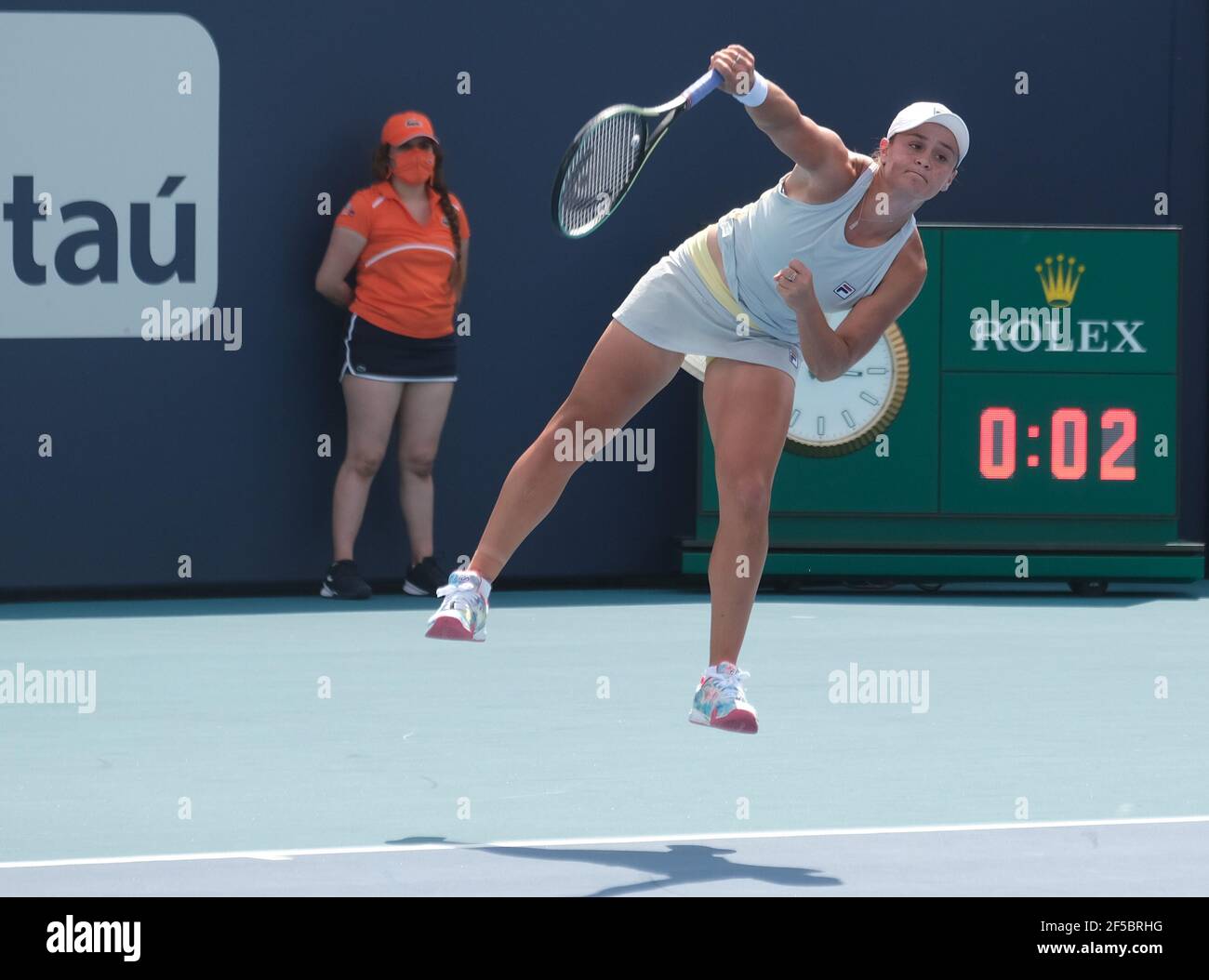 Miami Gardens, Stati Uniti. 25 Marzo 2021. Ashleigh Barty dall'Australia serve a Kristina Kucova dalla Slovacchia sul campo dello stadio al Miami Open presso l'Hard Rock Stadium di Miami Gardens, Florida, giovedì 25 marzo 2021. Foto di Gary i Rothstein/UPI Credit: UPI/Alamy Live News Foto Stock
