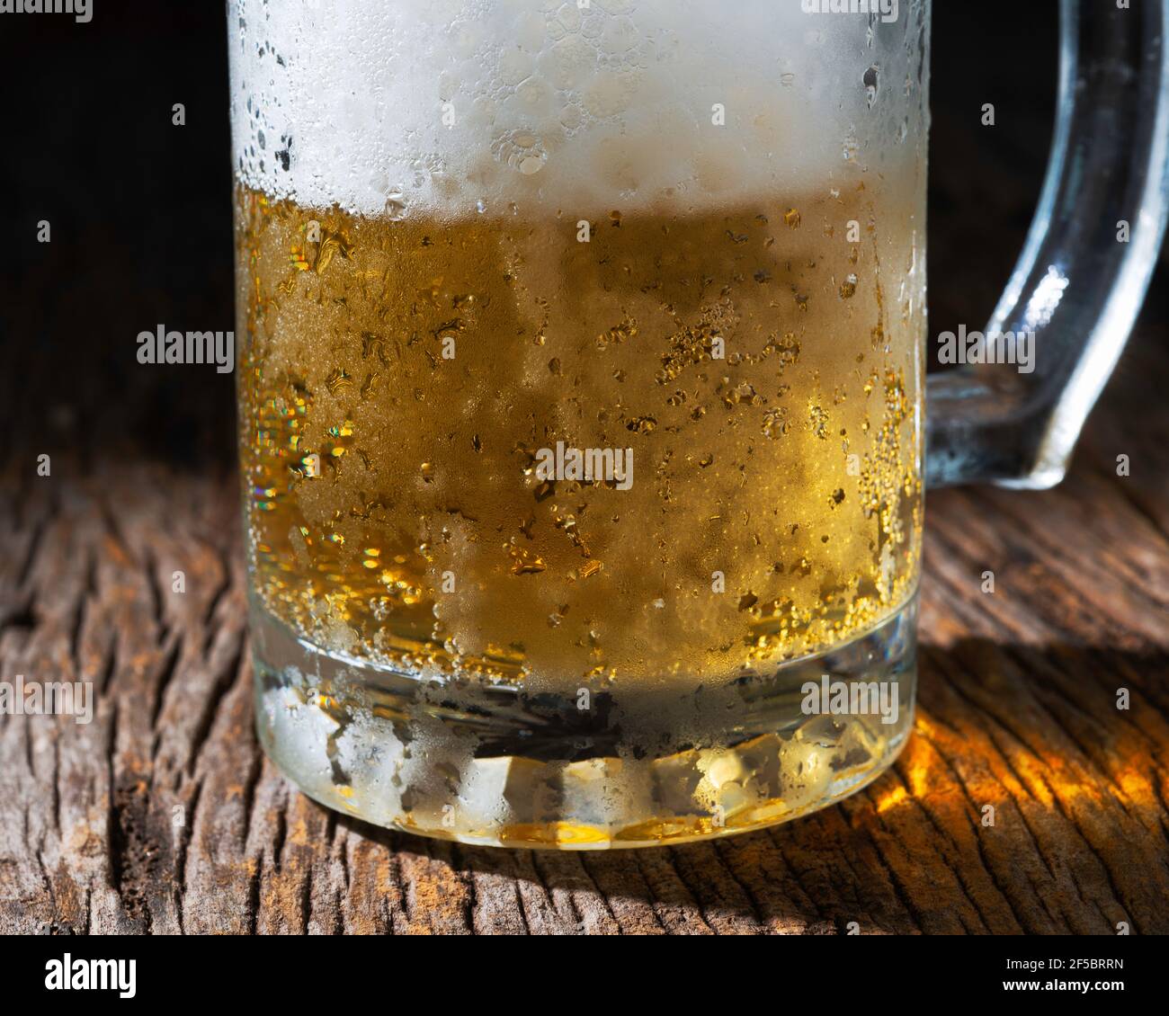 una tazza di birra su sfondo nero Foto Stock