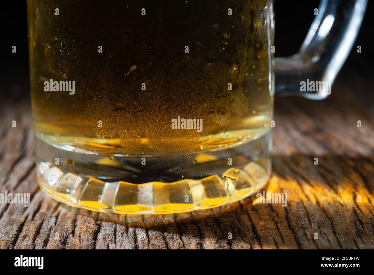 una tazza di birra su sfondo nero Foto Stock
