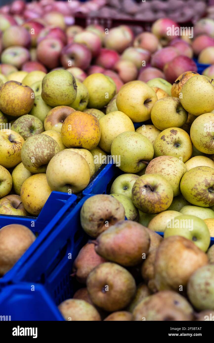 VIC mercato settimanale, prodotti freschi e biologici, mele, Barcellona, Catalogna, Spagna. Foto Stock