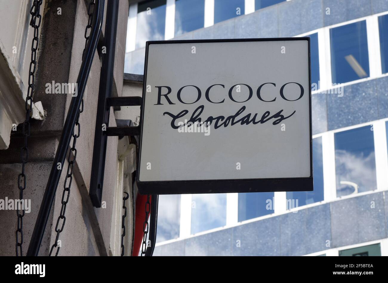 All'aperto, il cartello dei cioccolatini Rococo si trova nel centro di Londra, il centro commerciale Royal Exchange. Foto Stock