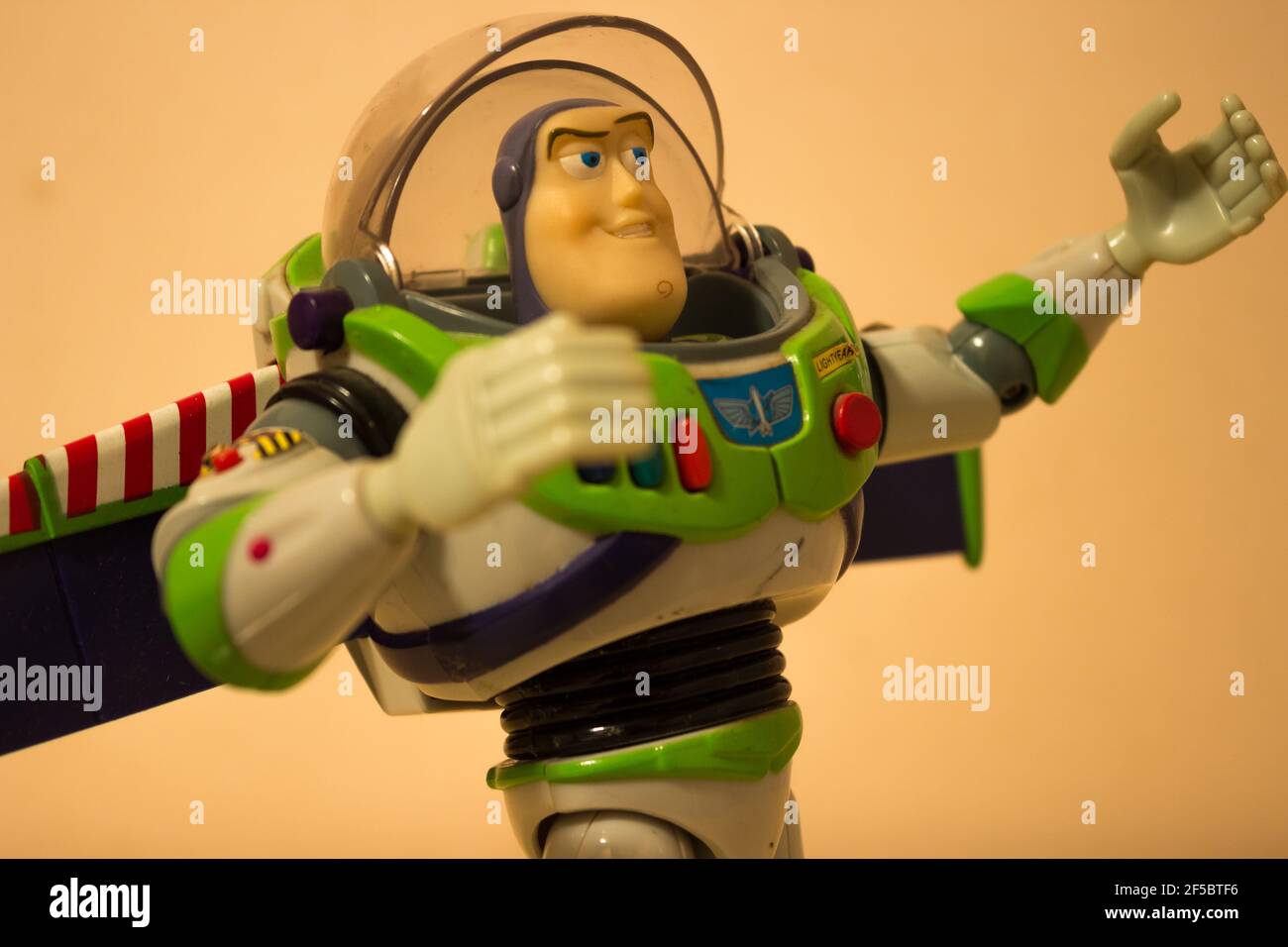 Avola, Sicilia - 21 marzo 2021: Vista del giocattolo originale Buzz Lightyear dal film d'azione Toy Story, in piedi in verticale su un tavolo di legno e con Foto Stock