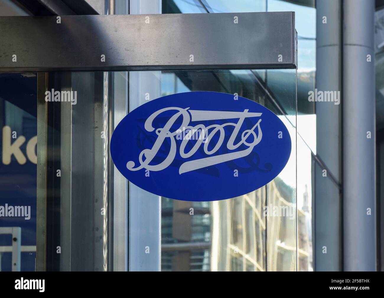 Cartello Outdoor Boots visto nel centro di Londra, Cannon Street. Foto Stock