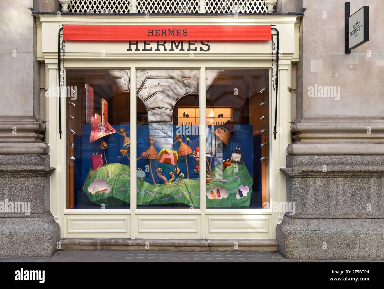 Negozio e logo Hermes visto nel centro di Londra, il centro commerciale Royal Exchange. Foto Stock