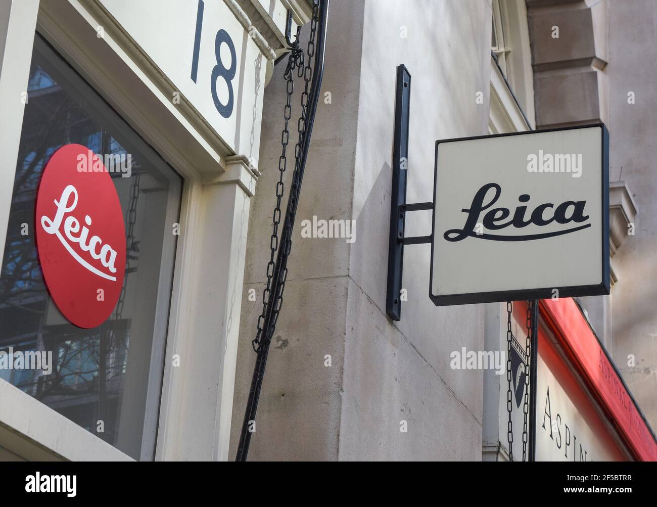 Insegna Leica all'aperto nel centro di Londra, il centro commerciale Royal Exchange. Foto Stock