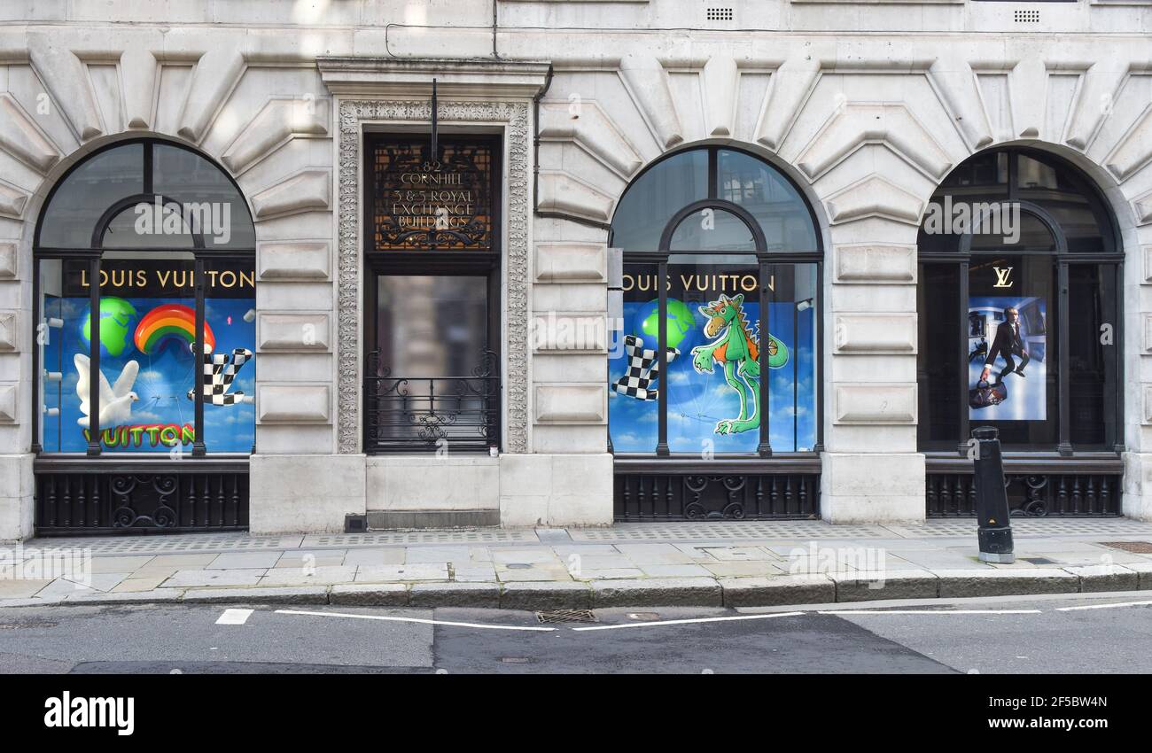 Le vetrine del negozio Louis Vuitton si trovano nel centro di Londra, il centro commerciale Royal Exchange. Foto Stock