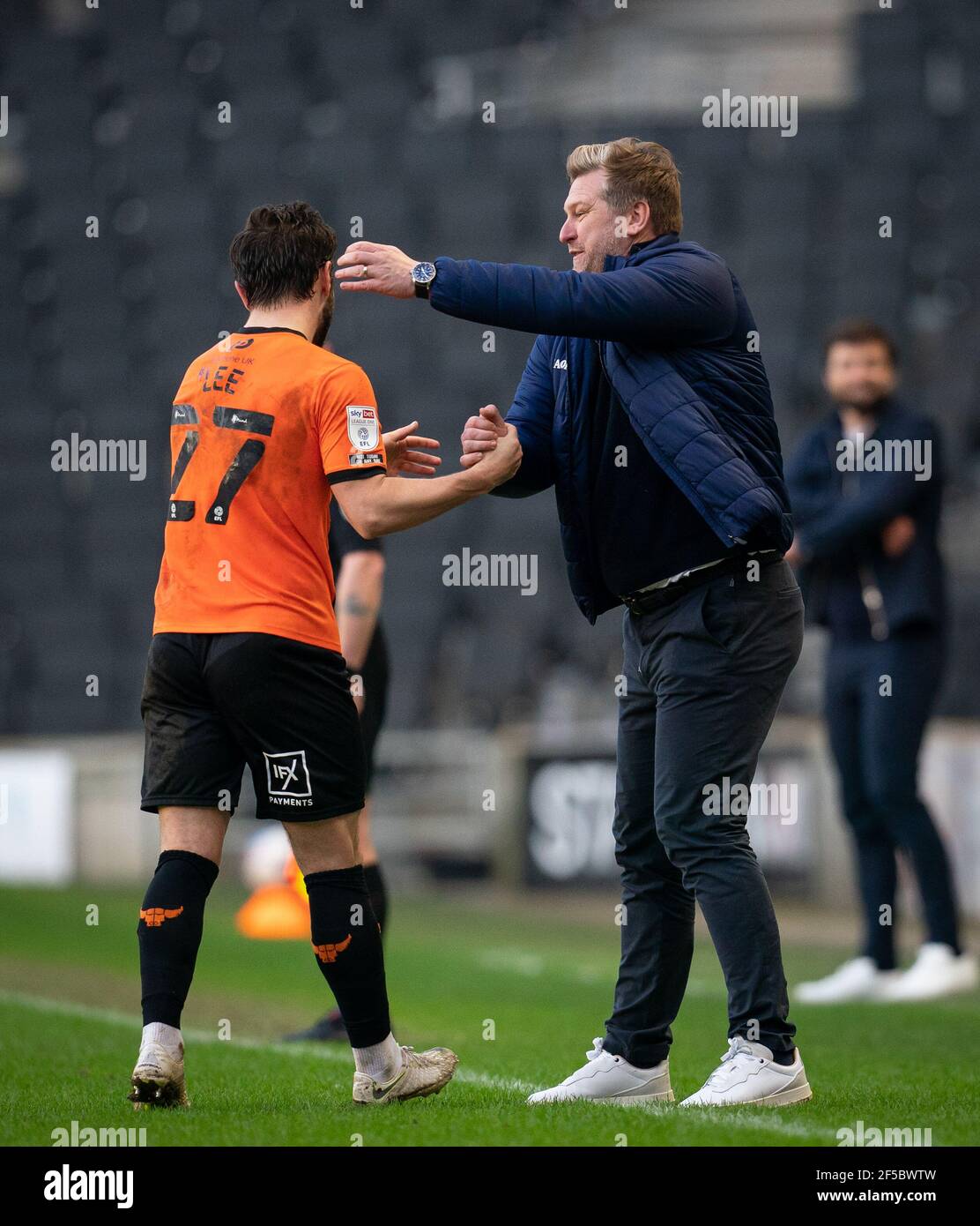 Il manager di Oxford United Karl Robinson festeggia con il marcatore Elliot Lee (In prestito dalla città di Luton) Di Oxford Uniti durante il behin della lega di Sky Bet 1 Foto Stock