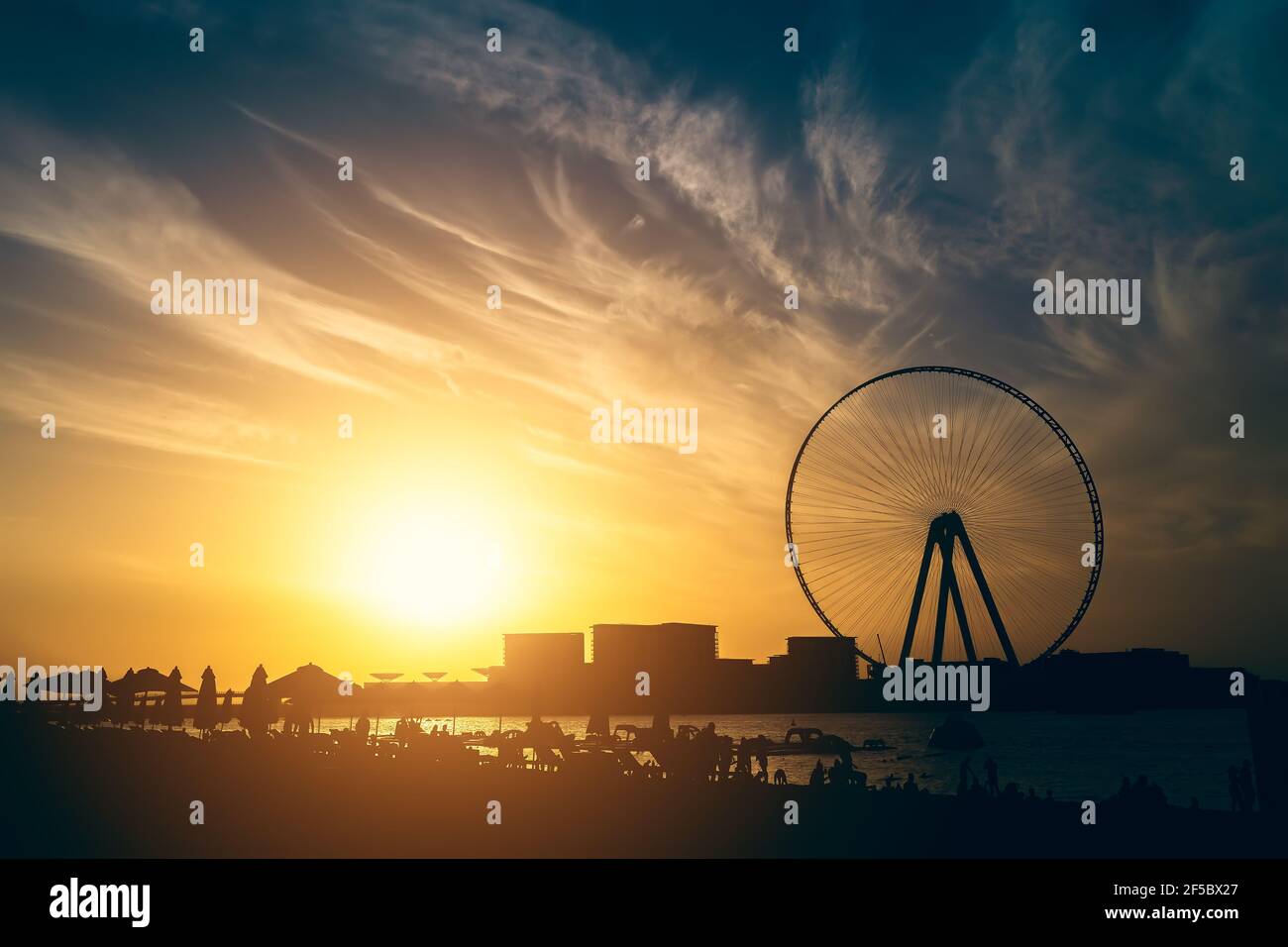 Big Ferris Wheel a Dubai Marina al tramonto, Emirati Arabi Uniti. Foto Stock