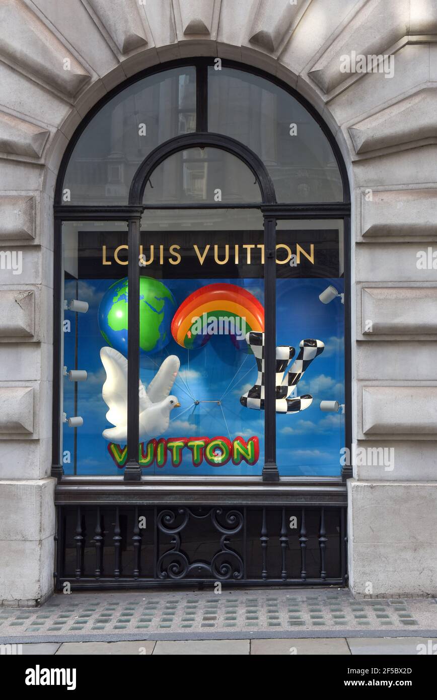 Vetrata all'aperto del negozio Louis Vuitton nel centro di Londra, il centro commerciale Royal Exchange. Foto Stock