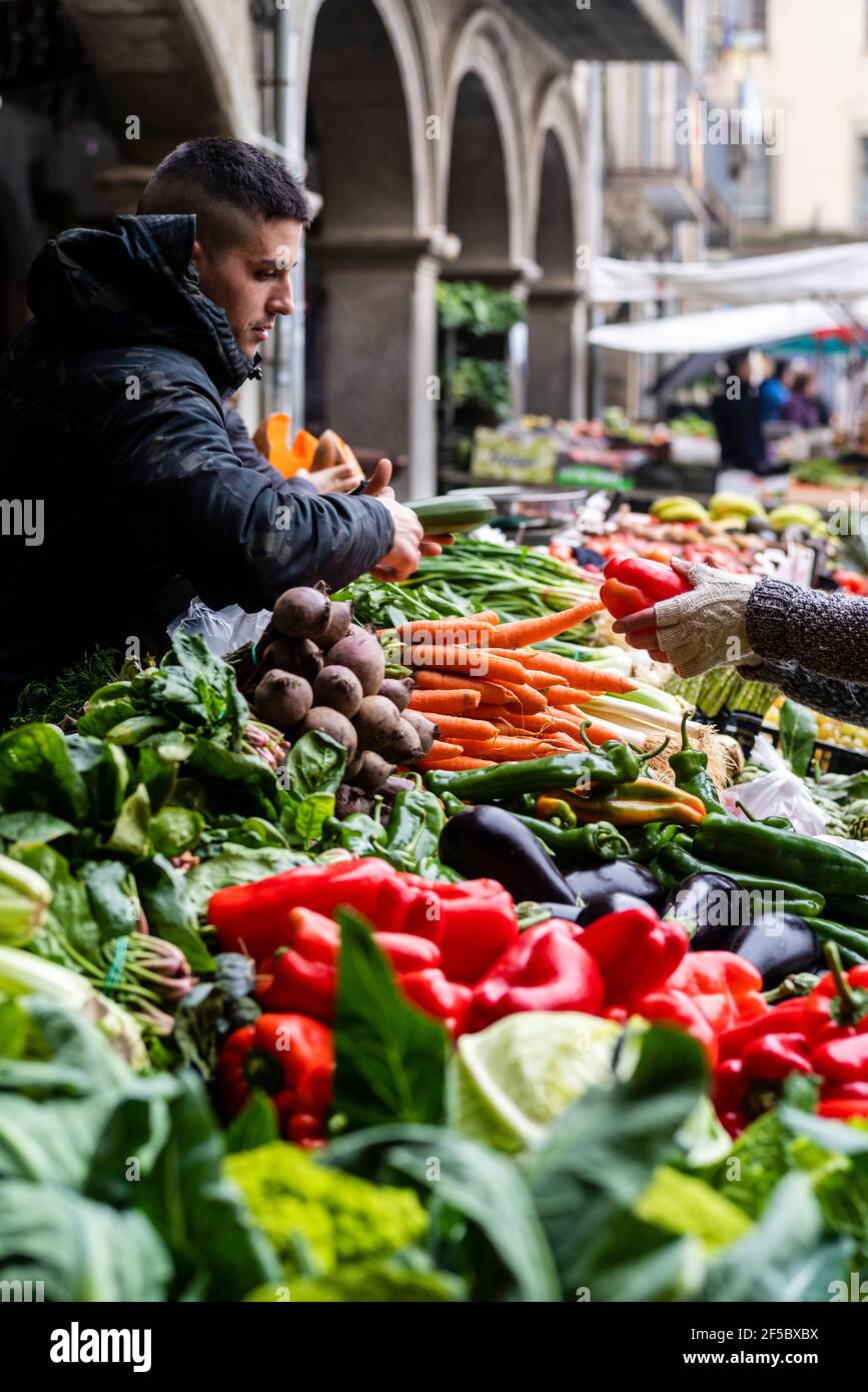 VIC mercato settimanale, prodotti freschi e biologici, Barcellona, Catalogna, Spagna. Foto Stock