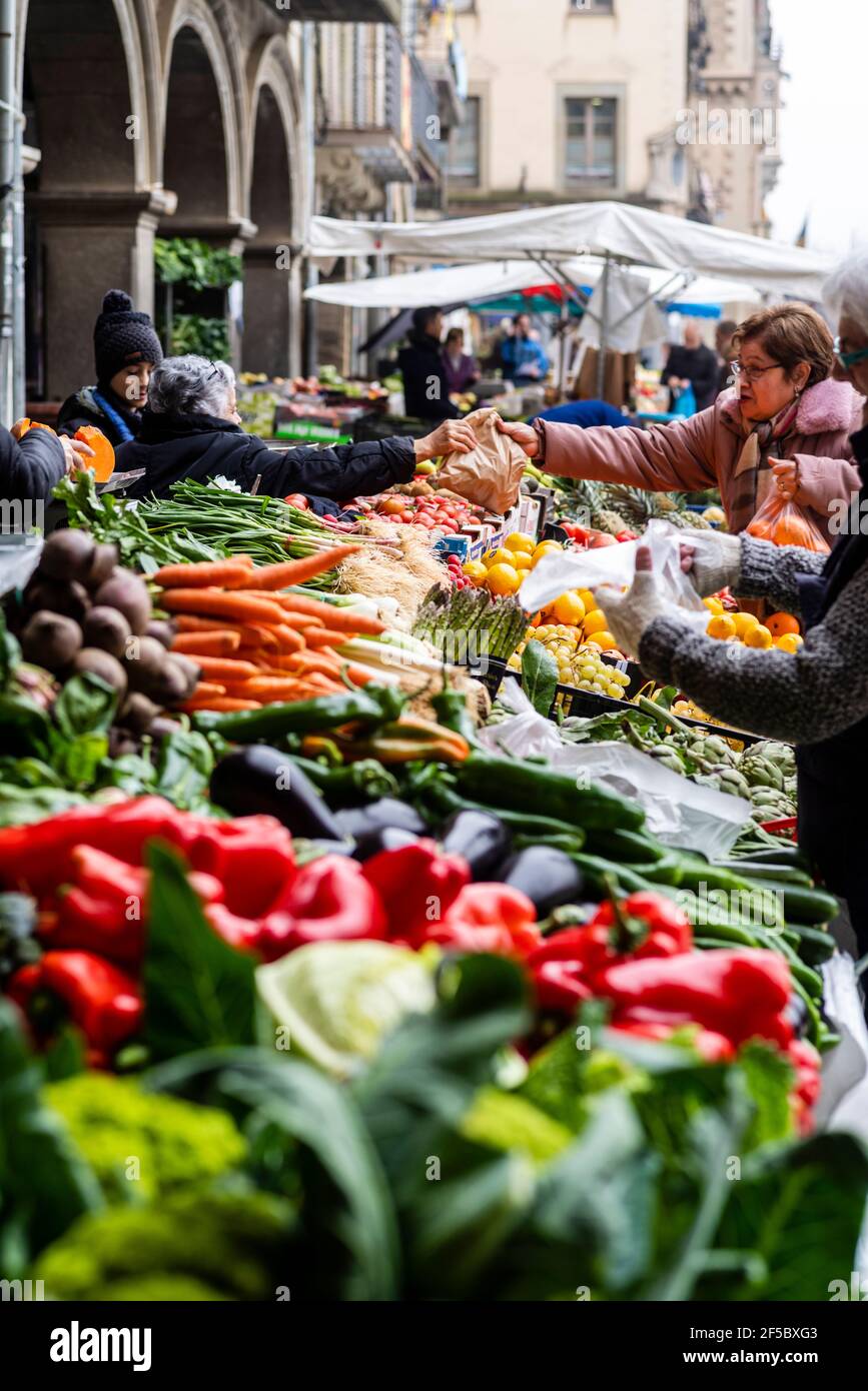 VIC mercato settimanale, prodotti freschi e biologici, Barcellona, Catalogna, Spagna. Foto Stock