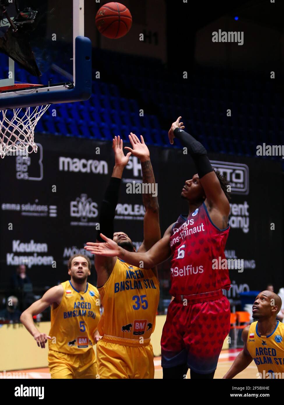 DEN BOSCH, PAESI BASSI - MARZO 25: Mark Anthony Ogden Jr di Arged BMSLAM Stal e Skylar Spencer di Belfius Mons-Hainaut durante la FIBA Europe Cup ga Foto Stock