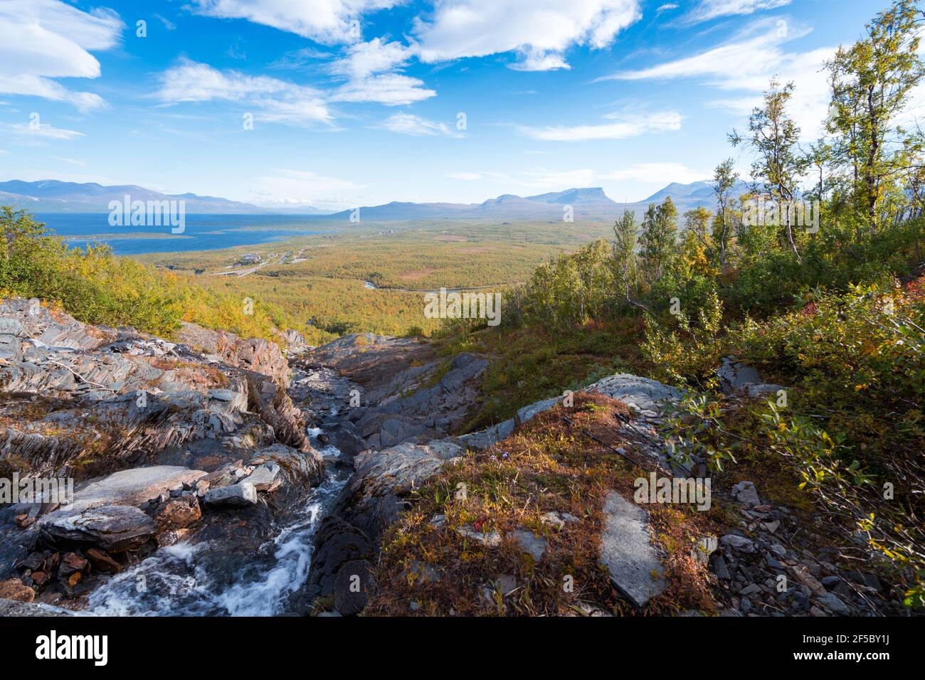 Lapponia porta, famoso passo di montagna nel artico svedese in splendidi colori autunnali in una giornata di sole. Vista da Nuolja, Njulla montagna. Escursioni in Foto Stock