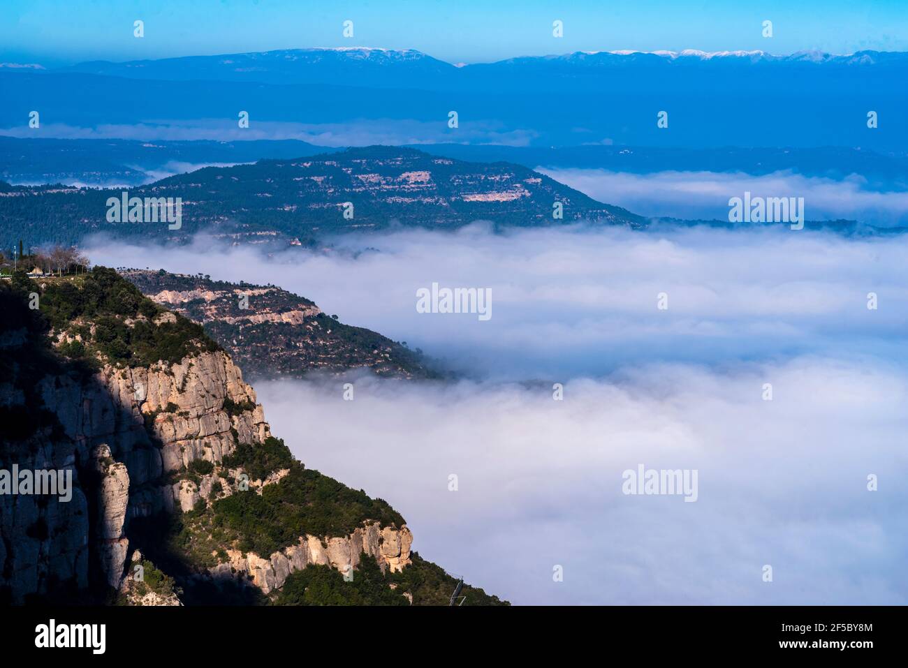 Montagna e basilica di Montserrat, vista aerea del centro della Catalogna, area di Manresa, Barcellona, Catalogna, Spagna. Foto Stock
