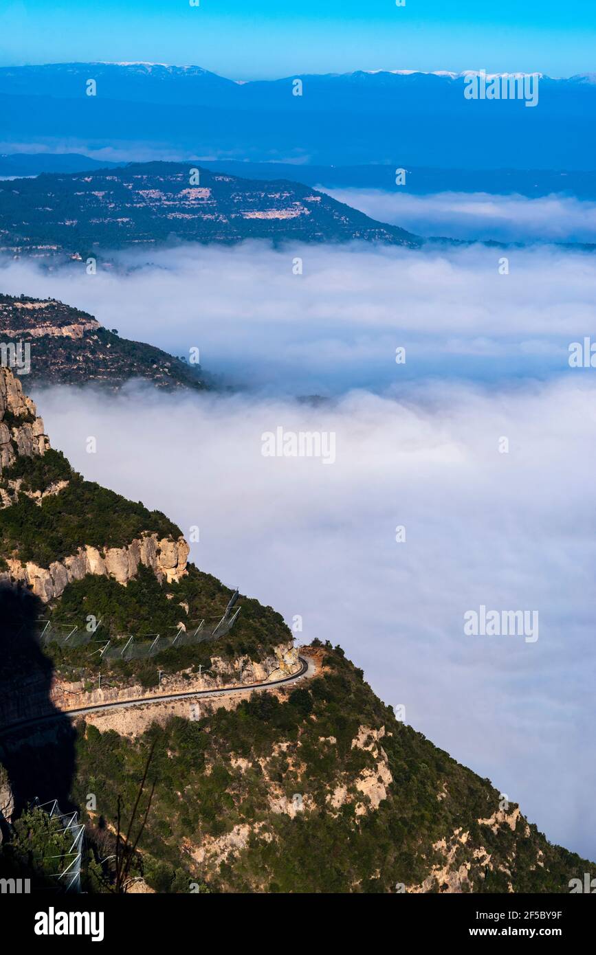 Montagna e basilica di Montserrat, vista aerea del centro della Catalogna, area di Manresa, Barcellona, Catalogna, Spagna. Foto Stock