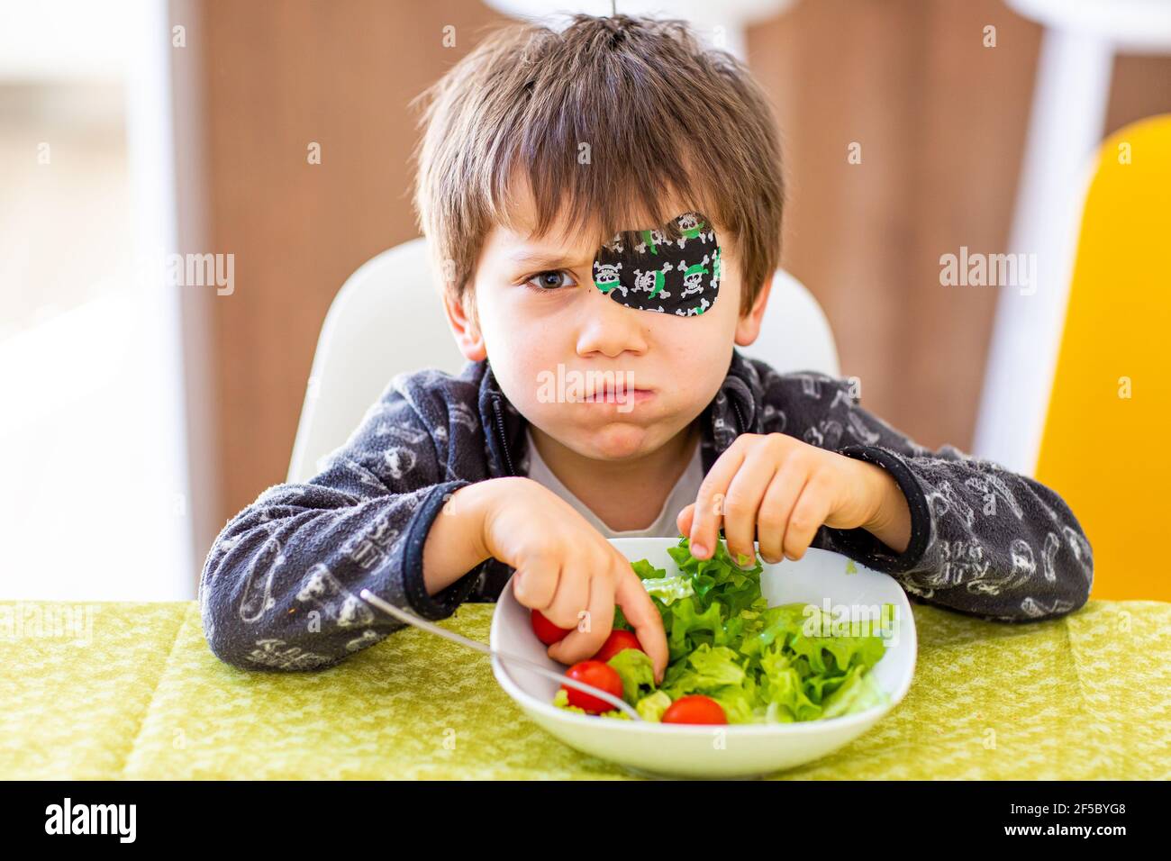 Piccolo capretto che rifiuta di mangiare l'insalata di verdure. Concetto di stile di vita Foto Stock