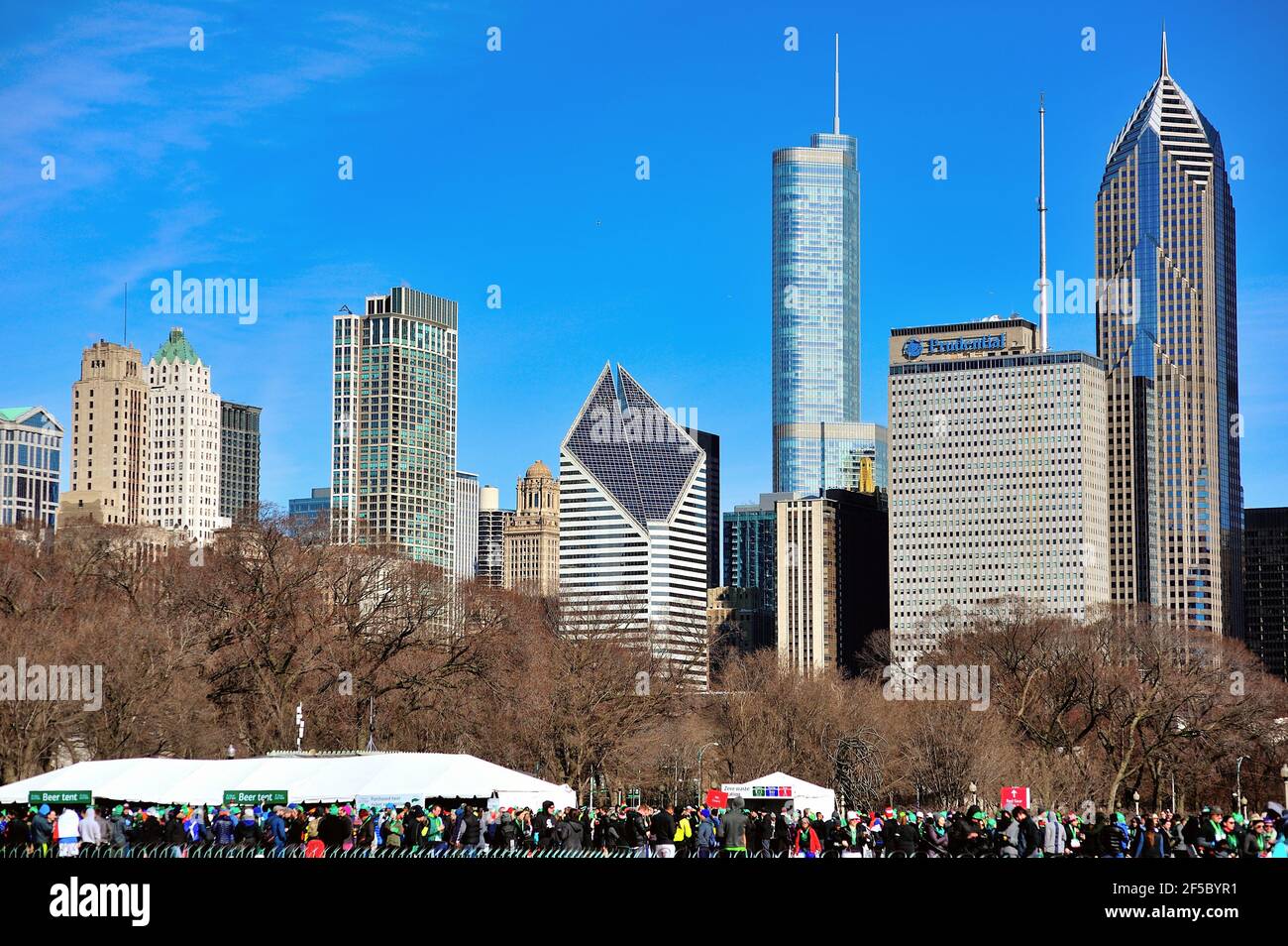 Chicago, Illinois, Stati Uniti. Molti corridori si mescolano con la famiglia, gli amici e gli spettatori durante una festa dopo la gara dopo la Shamrock Shuffle. Foto Stock