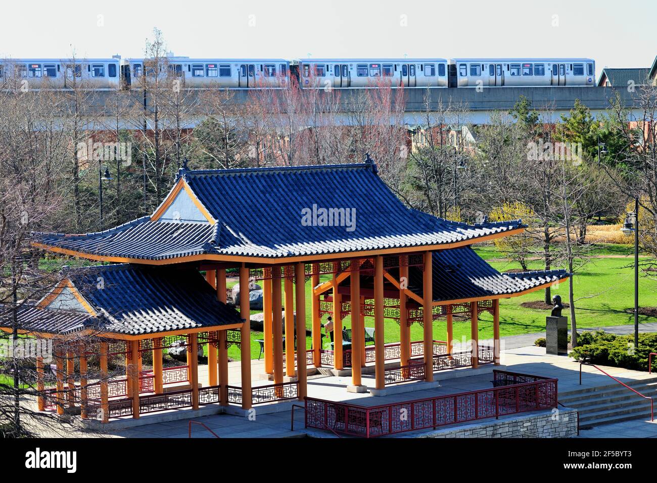Chicago, Illinois, Stati Uniti. Pagoda cinese a Ping Tom Memorial Park a Chicago, in zona Chinatown. Foto Stock Chicago, Illinois, Stati Uniti. Pagoda cinese a Ping Tom Memorial Park a Chicago, in zona Chinatown. Foto Stock