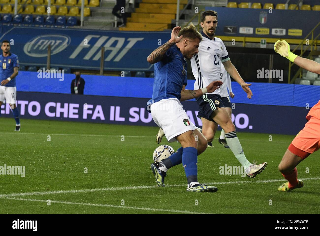Parma, Italia. Marzo 25 2021: Ciro Immobile (Italia)Craig Cathcart (Irlanda del Nord)Bailey Peacock-Farrell (Irlanda del Nord) durante la partita FIFA "Coppa del mondo Qatar 2022 qualificante" tra Italia 2-0 Irlanda del Nord allo stadio Ennio Tardini il 25 marzo 2021 a Parma, Italia. Credit: Maurizio Borsari/AFLO/Alamy Live News Foto Stock