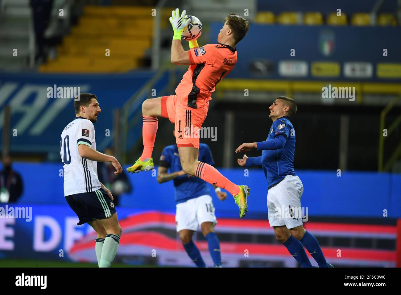 Parma, Italia. Marzo 25 2021: Craig Cathcart (Irlanda del Nord)Bailey Peacock-Farrell (Irlanda del Nord)Marco Verratti (Italia) durante la partita FIFA "Coppa del mondo Qatar 2022 qualificante" tra Italia 2-0 Irlanda del Nord allo stadio Ennio Tardini il 25 marzo 2021 a Parma, Italia. Credit: Maurizio Borsari/AFLO/Alamy Live News Foto Stock