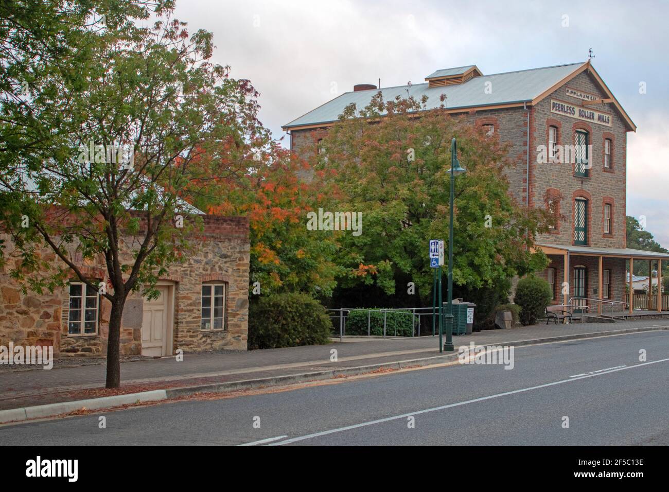 Ex mulino trasformato nel National Motor Museum di Birdwood Foto Stock