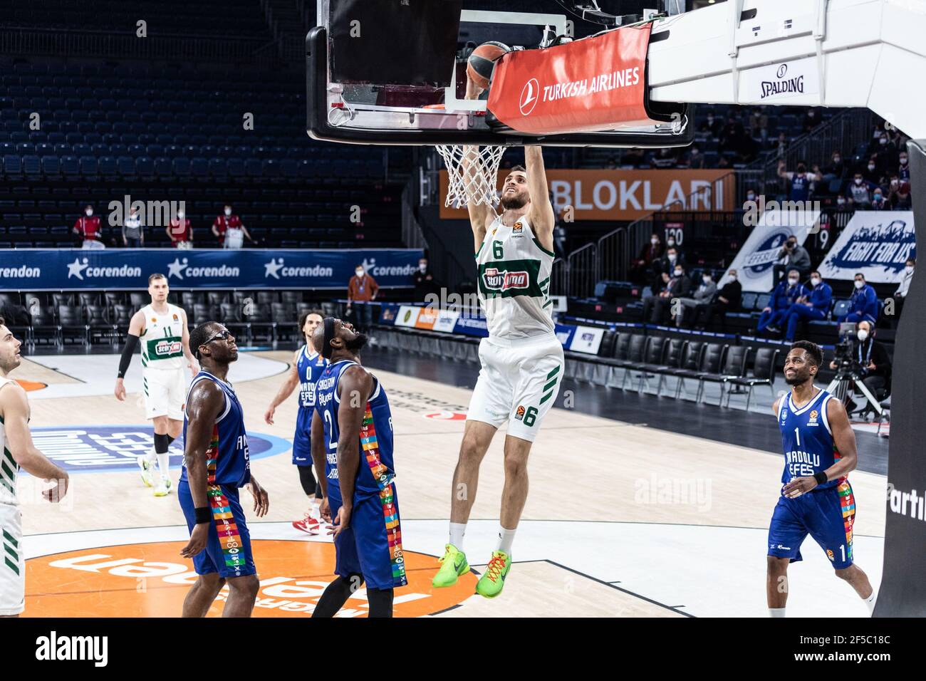 Georgios Papagiannis of Panathinaikos OPAP Athens gioca contro Anadolu Efes Istanbul nel round 31 della stagione regolare Eurolega 2020/2021 della Turkish Airlines presso la Sinan Erdem Sports Arena. (Punteggio finale; Anadolu Efes Istanbul 85:65 Panathinaikos OPAP Atene) Foto Stock