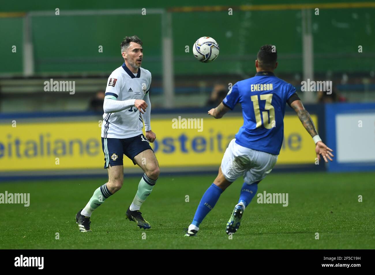 Parma, Italia. Marzo 25 2021: Michael Smith (Irlanda del Nord)Emerson Palmieri (Italia) durante la partita FIFA "Coppa del mondo Qatar 2022 qualificante" tra Italia 2-0 Irlanda del Nord allo stadio Ennio Tardini il 25 marzo 2021 a Parma, Italia. Credit: Maurizio Borsari/AFLO/Alamy Live News Foto Stock