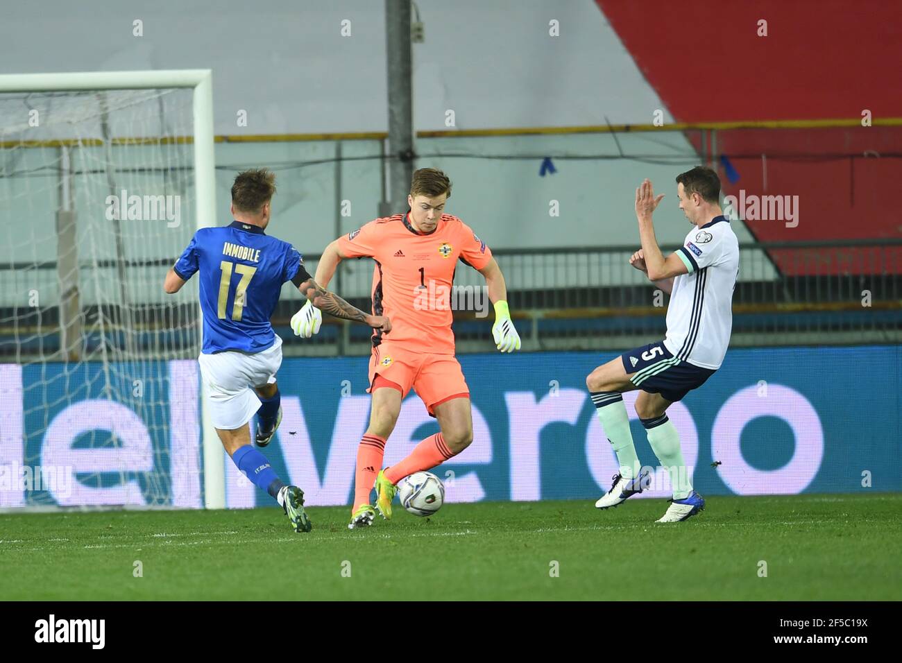 Parma, Italia. Marzo 25 2021: Ciro Immobile (Italia)Bailey Peacock-Farrell (Irlanda del Nord)Jonny Evans (Irlanda del Nord) durante la partita FIFA "Coppa del mondo Qatar 2022 qualificante" tra Italia 2-0 Irlanda del Nord allo stadio Ennio Tardini il 25 marzo 2021 a Parma, Italia. Credit: Maurizio Borsari/AFLO/Alamy Live News Foto Stock