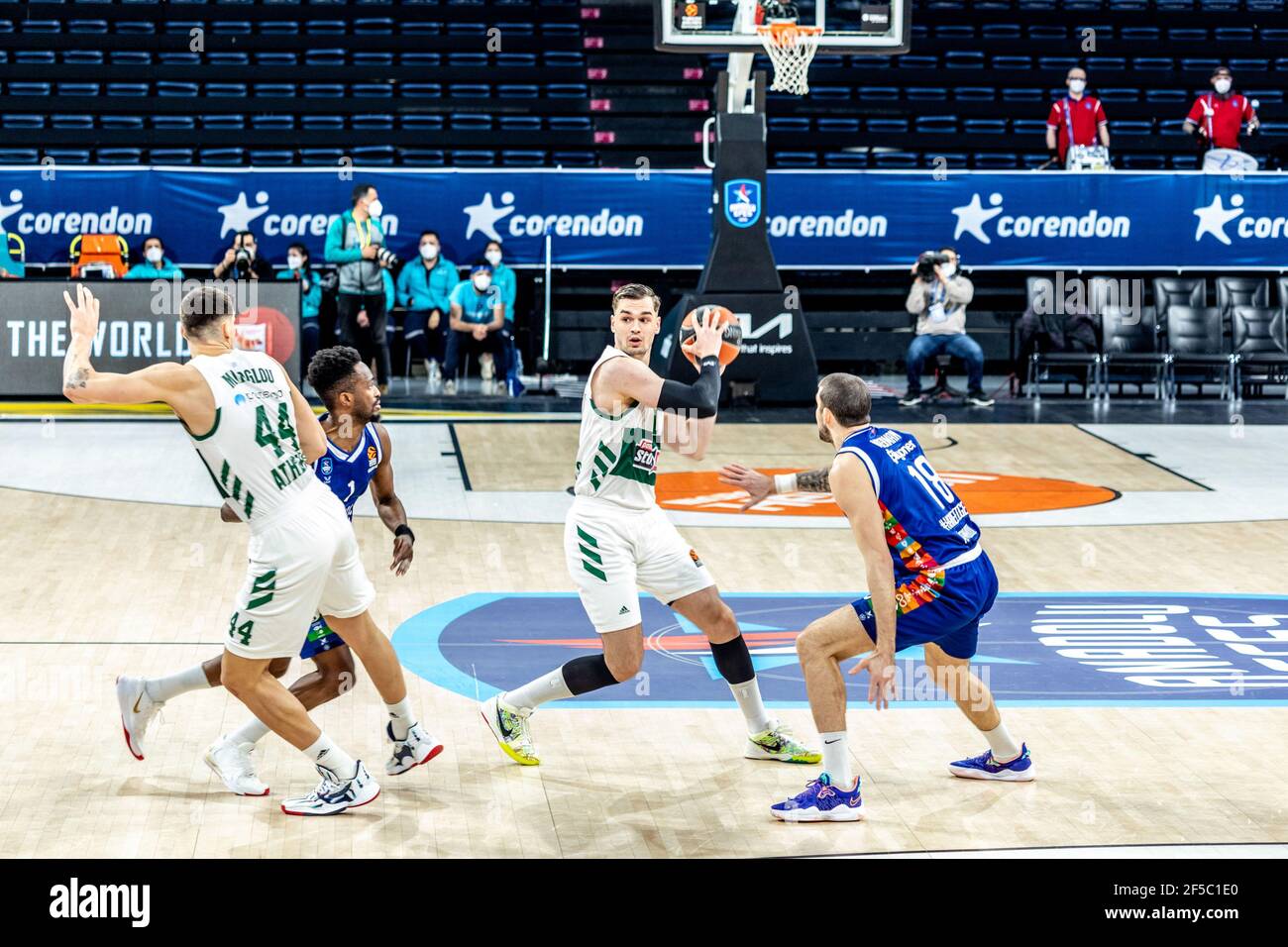 Istanbul, Turchia. 25 Marzo 2021. 11 Mario Hezonja di Panathinaikos OPAP Athens gioca contro Anadolu Efes Istanbul nel round 31 della stagione regolare Eurolega 2020/2021 della Turkish Airlines presso la Sinan Erdem Sports Arena. (Punteggio finale; Anadolu Efes Istanbul 85:65 Panathinaikos OPAP Atene) (Foto di Nicholas Muller/SOPA Images/Sipa USA) Credit: Sipa USA/Alamy Live News Foto Stock