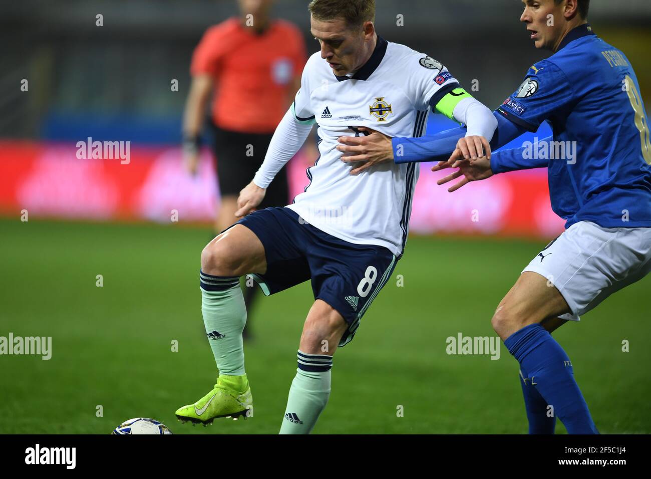 Parma, Italia. Marzo 25 2021: Steven Davis (Irlanda del Nord)Matteo Pessina (Italia) durante la partita FIFA 'Coppa del mondo Qatar 2022 qualificante' tra Italia 2-0 Irlanda del Nord allo stadio Ennio Tardini il 25 marzo 2021 a Parma, Italia. Credit: Maurizio Borsari/AFLO/Alamy Live News Foto Stock