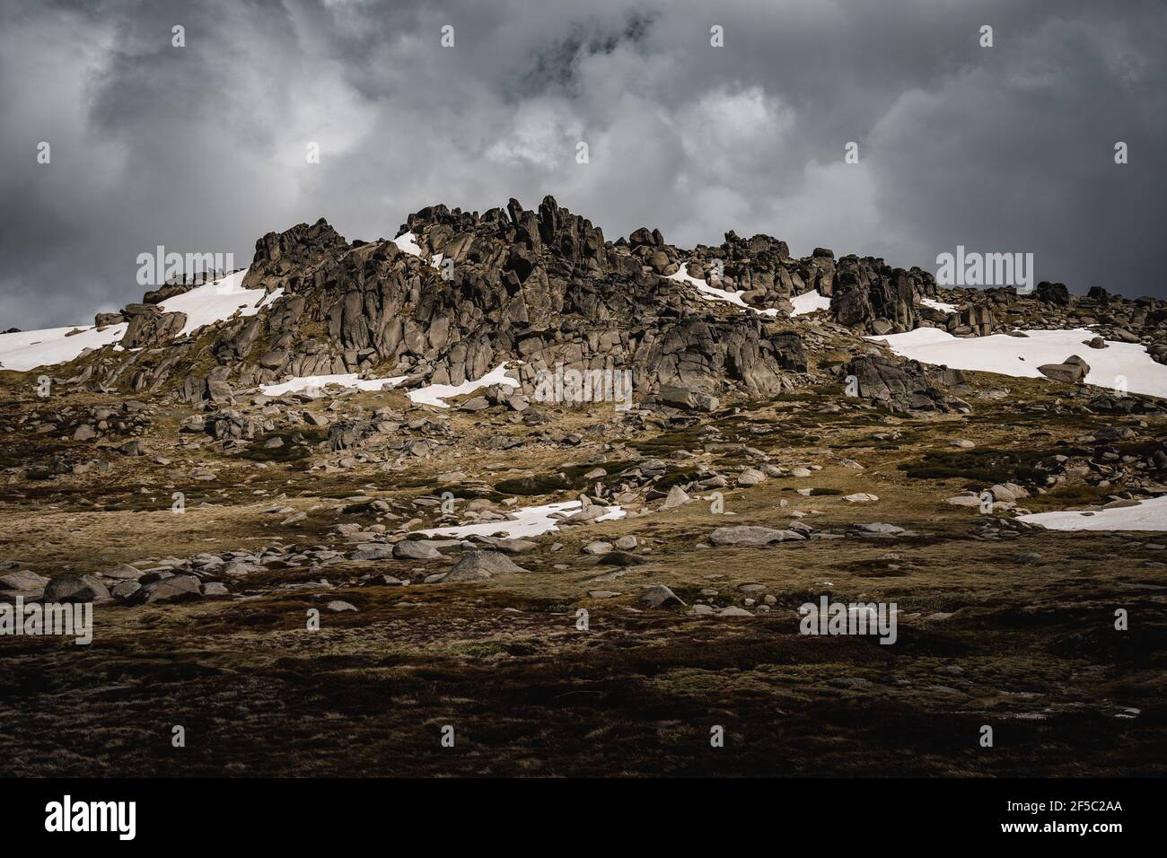 Aspre viste alpine come si vede sul sentiero Kosciuszko nel Parco Nazionale Kosciuszko. Foto Stock