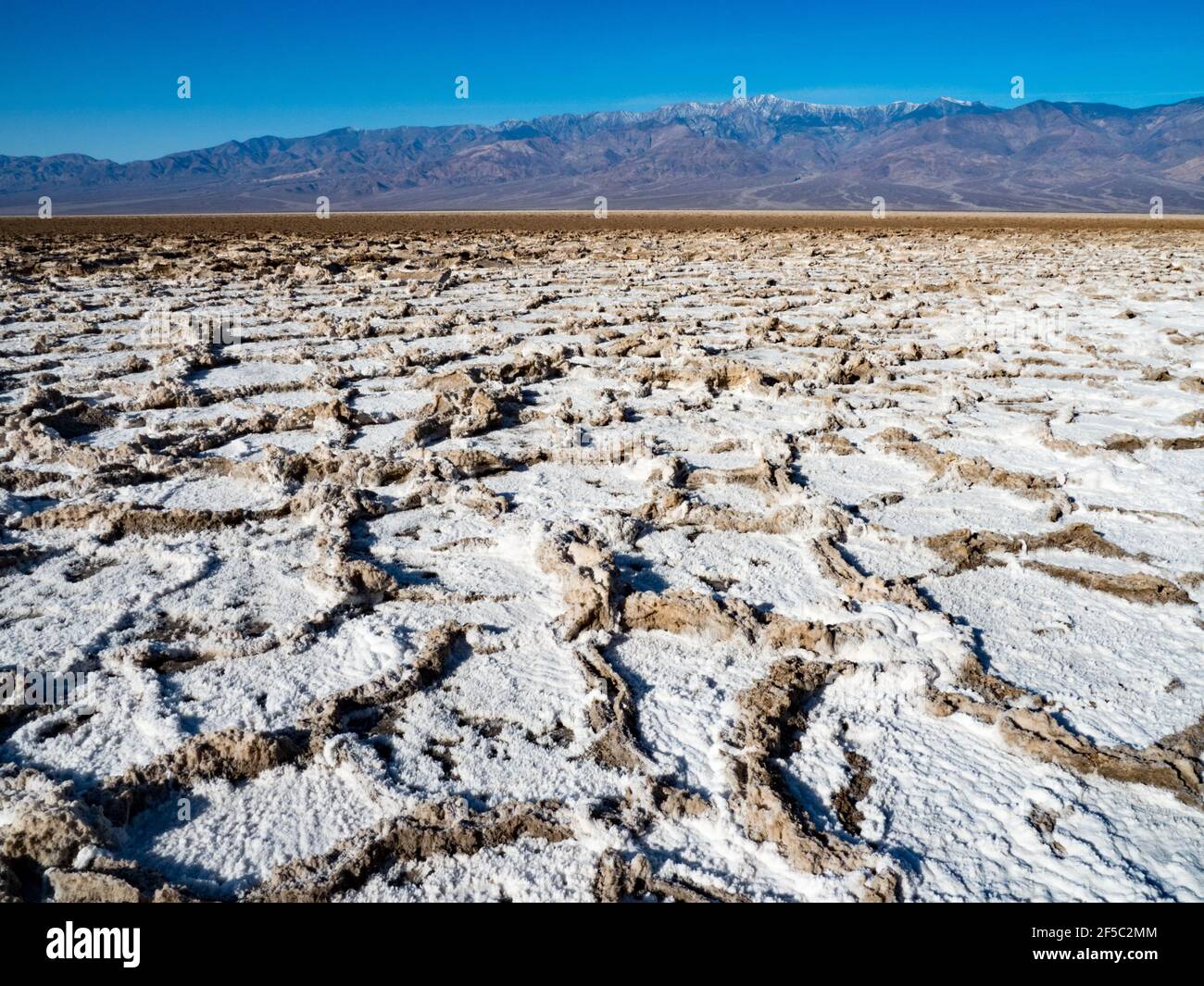 Le saline del bacino di Badwater, il punto più basso degli Stati Uniti al Death Valley National Park, California, USA Foto Stock