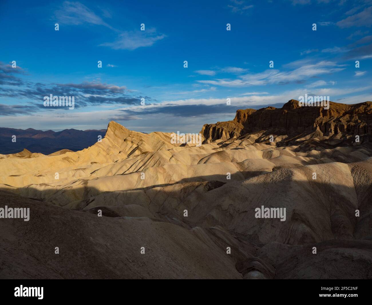 Lo splendido scenario della regione dei badlands vicino al punto Zabriskie nel Death Valley National Park, California, USA Foto Stock