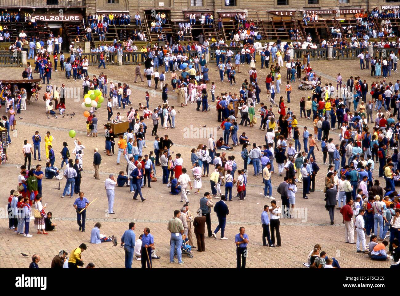Folla che si raduna in Piazza del campo prima del Palio di Siena, Italia Foto Stock