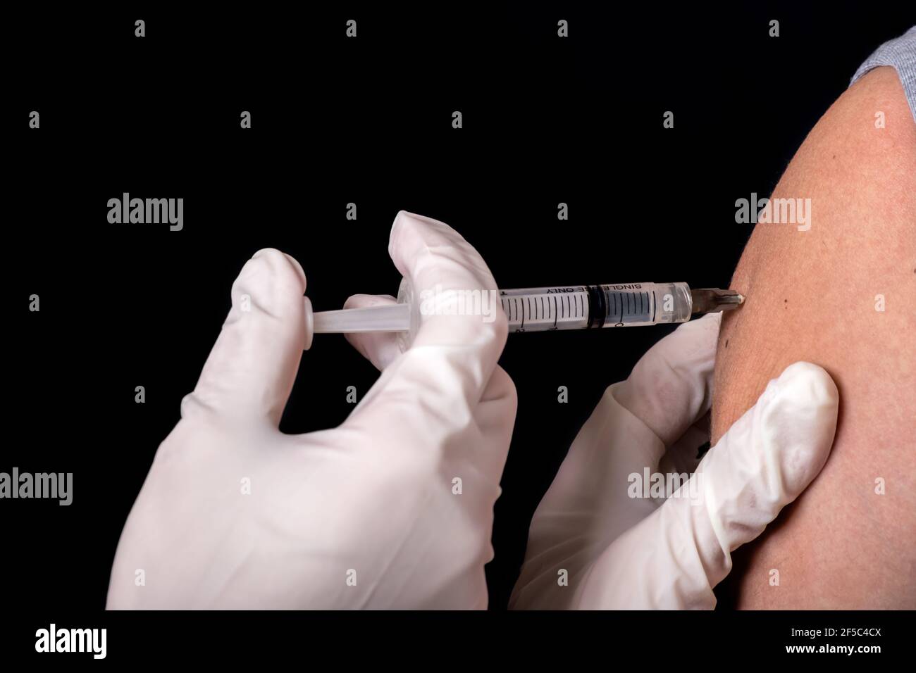 Primo piano di una persona vaccinata Foto Stock