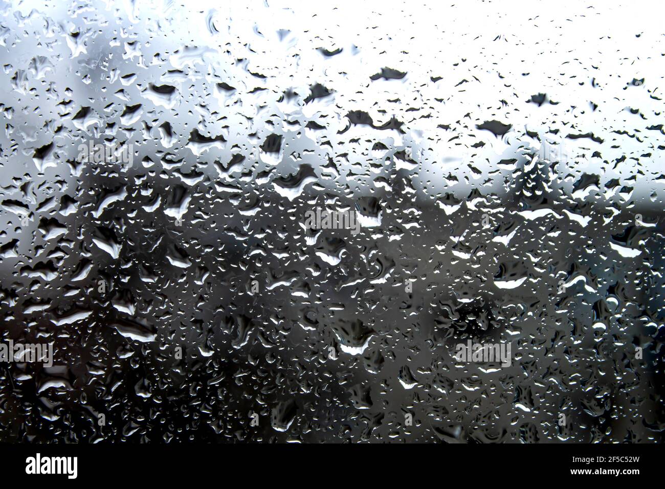 Gocce di pioggia sulla finestra. Appannamento ed evaporazione del vetro. Pioggia fuori dal finestrino. L'acqua scorre sul vetro. Foto Stock