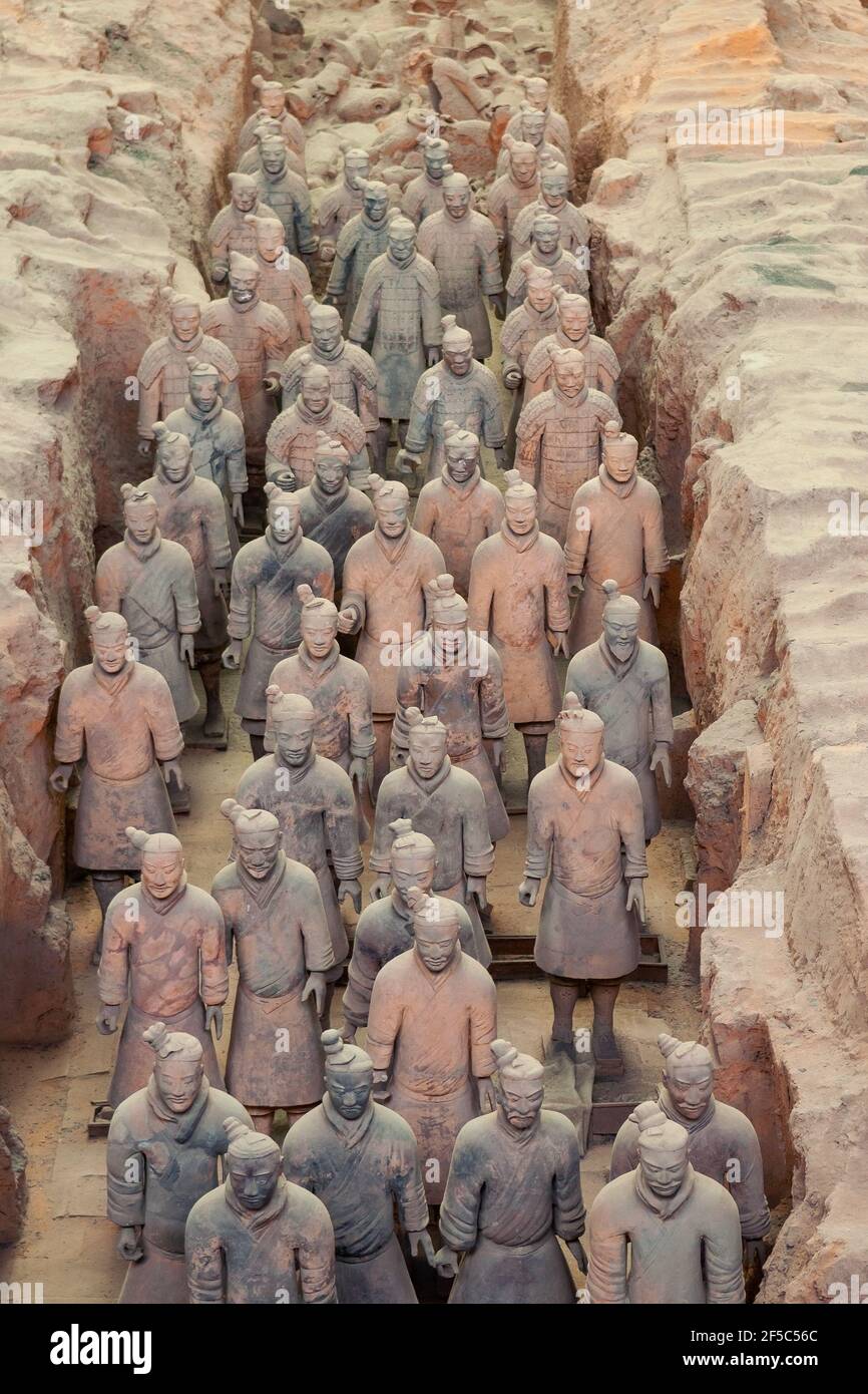 Soldati dell'esercito di terracotta nella tomba del mausoleo di Qin Shi Huang, primo imperatore della Cina, Xian, provincia di Shaanxi, Cina. Foto Stock