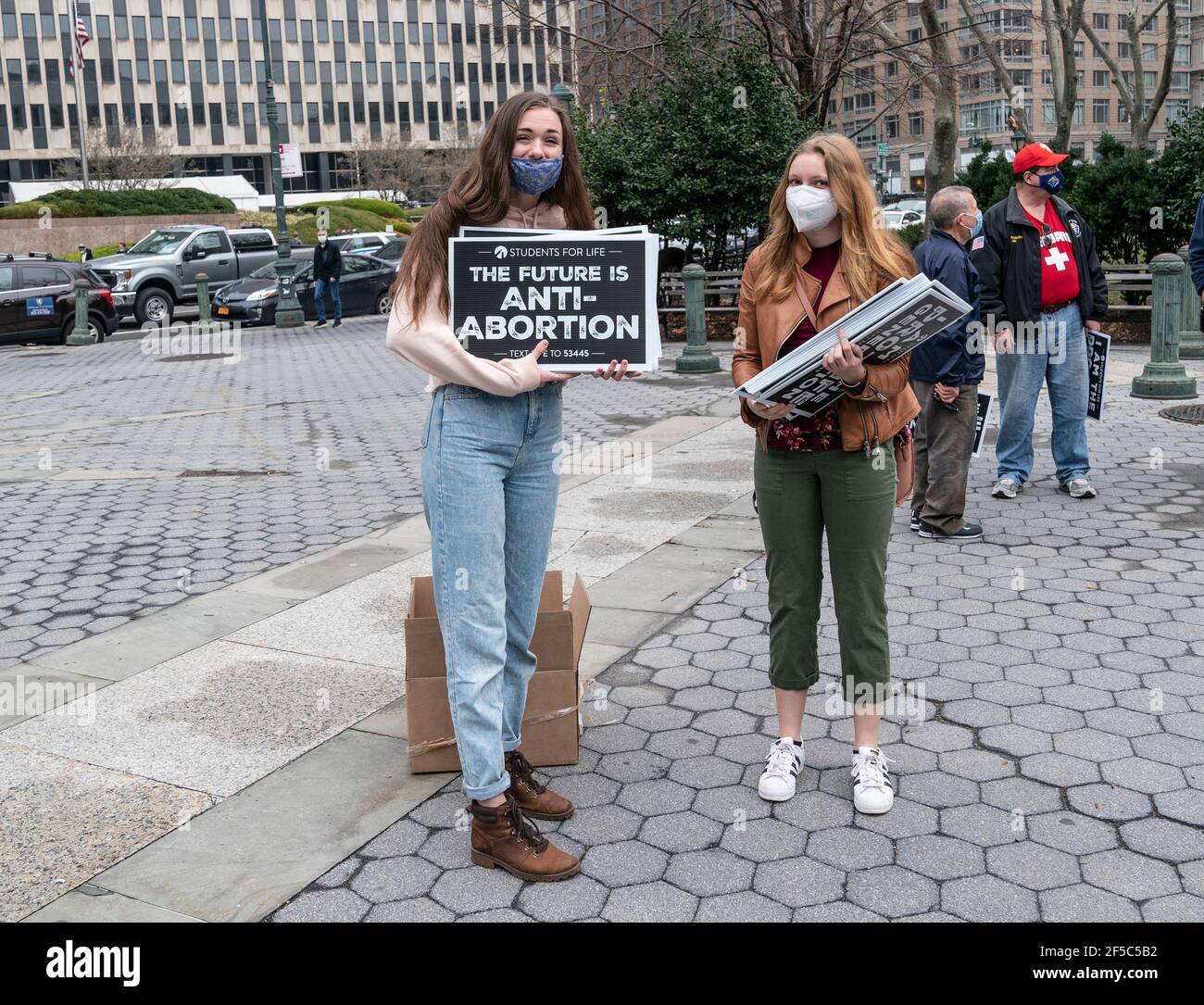 New York, Stati Uniti. 25 Marzo 2021. Gli attivisti anti-aborto si radunano su Foley Square a New York il 25 marzo 2021 chiedendo di sovrascrivere Roe contro la decisione della Corte Suprema di Wade. Gli attivisti anti-aborto si riuniscono il giorno della solennità dell'Annunciazione del Signore quando l'arcangelo Gabriele visitò la Vergine Maria e le informò che sarebbe stata la madre di Gesù Cristo, il Figlio di Dio. (Foto di Lev Radin/Sipa USA) Credit: Sipa USA/Alamy Live News Foto Stock