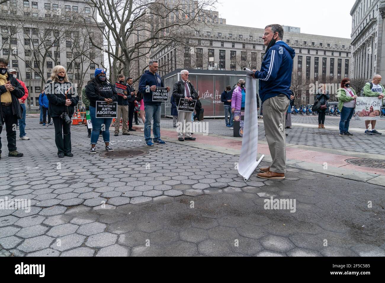 New York, Stati Uniti. 25 Marzo 2021. Gli attivisti anti-aborto si radunano su Foley Square a New York il 25 marzo 2021 chiedendo di sovrascrivere Roe contro la decisione della Corte Suprema di Wade. Gli attivisti anti-aborto si riuniscono il giorno della solennità dell'Annunciazione del Signore quando l'arcangelo Gabriele visitò la Vergine Maria e le informò che sarebbe stata la madre di Gesù Cristo, il Figlio di Dio. (Foto di Lev Radin/Sipa USA) Credit: Sipa USA/Alamy Live News Foto Stock