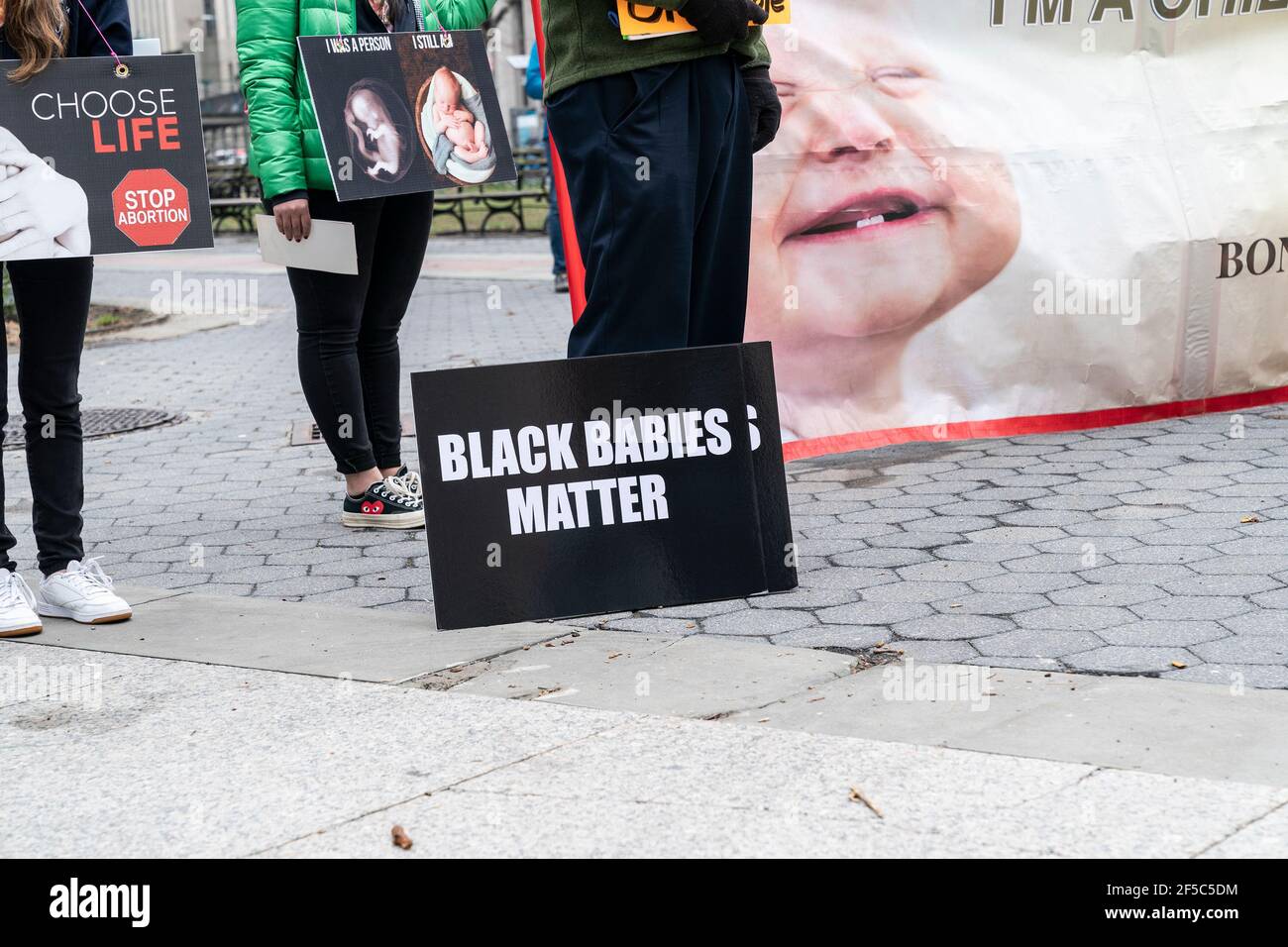 New York, Stati Uniti. 25 Marzo 2021. Gli attivisti anti-aborto si radunano su Foley Square a New York il 25 marzo 2021 chiedendo di sovrascrivere Roe contro la decisione della Corte Suprema di Wade. Gli attivisti anti-aborto si riuniscono il giorno della solennità dell'Annunciazione del Signore quando l'arcangelo Gabriele visitò la Vergine Maria e le informò che sarebbe stata la madre di Gesù Cristo, il Figlio di Dio. (Foto di Lev Radin/Sipa USA) Credit: Sipa USA/Alamy Live News Foto Stock