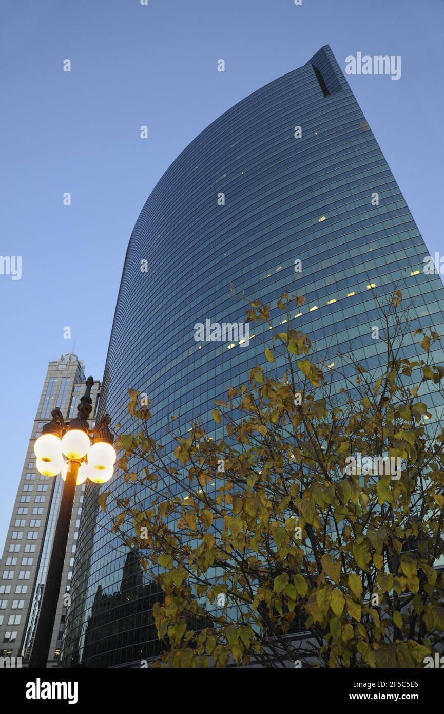 333 West Wacker Drive edificio in prima serata, Chicago, Illinois. Architetti Kohn Pederson Fox Associates. Foto Stock