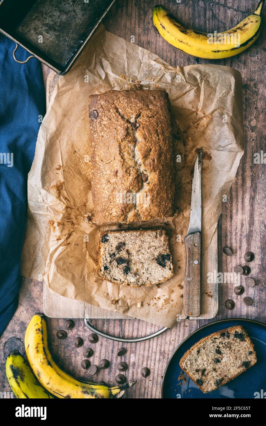 Torta fatta in casa a base di banana e cioccolato Foto Stock