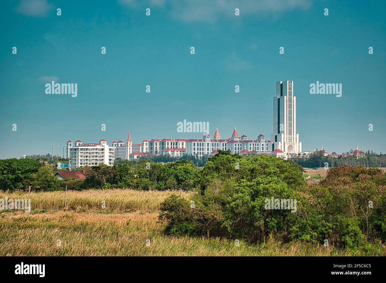 Bangkok, Thailandia 03.26.2021 Vista del paesaggio con l'area di Suvarnabhumi del campus della provincia di Samut Prakan della famosa università privata dell'Assunzione Cattolica Foto Stock
