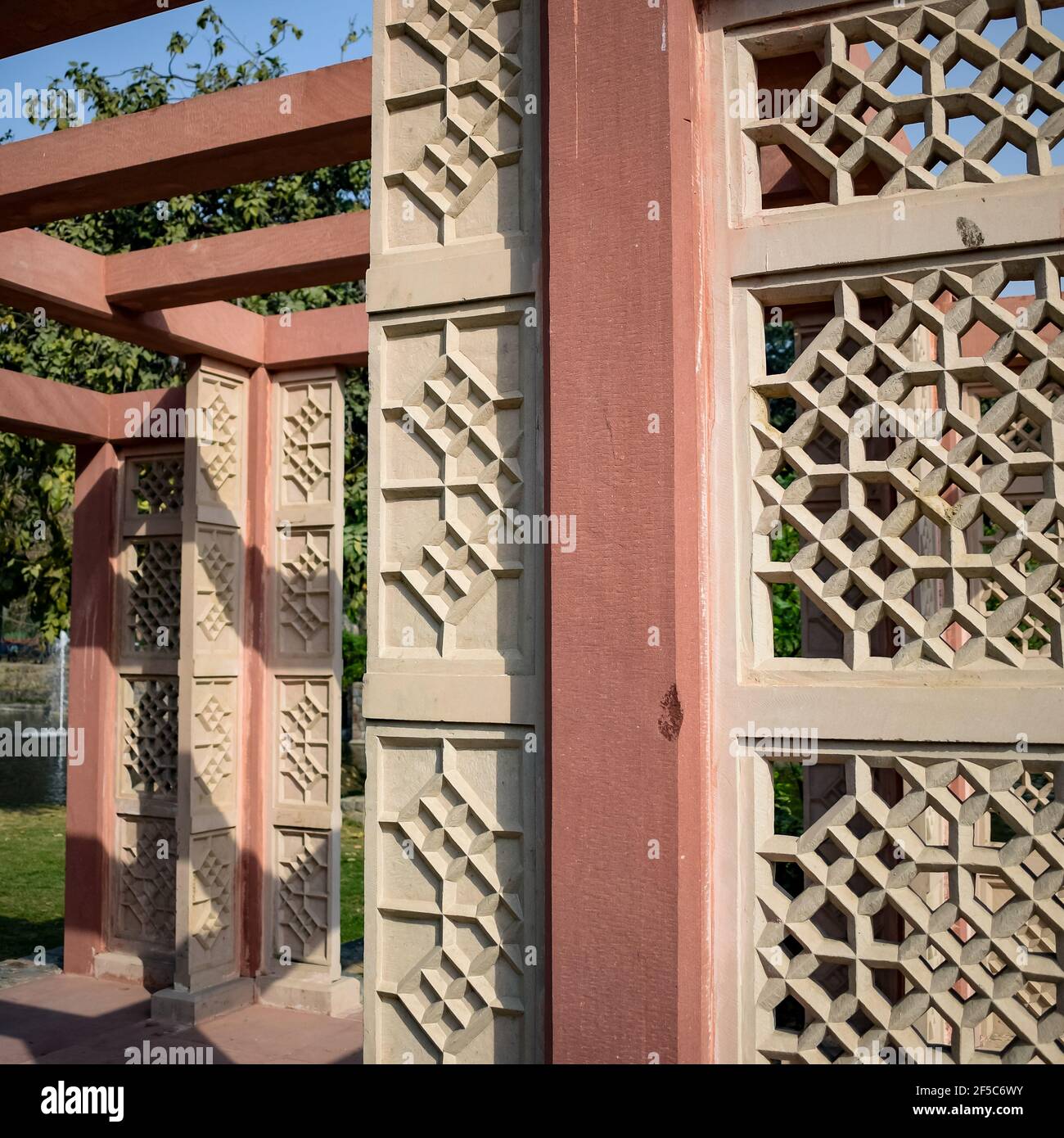Vista interna della tomba di architettura all'interno del vivaio di Sunder a Delhi, India, il vivaio di Sunder è un sito patrimonio dell'umanità situato vicino alla tomba di Humayun a Delhi, Sole Foto Stock